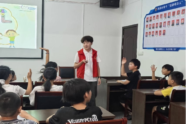 小朋友們積極舉手回答問題 陳宇欣攝