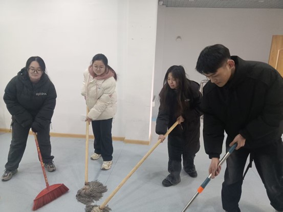 “夕陽伴我行,溫暖老人心”實(shí)踐團(tuán)打掃衛(wèi)生