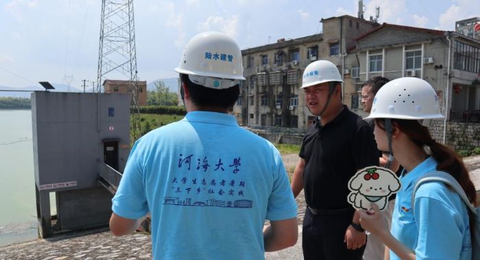 成員實(shí)地查看副壩弧形閘門結(jié)構(gòu)與啟閉裝置 宋天浩攝