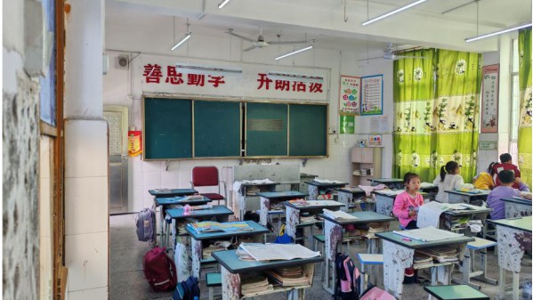 圖1 圖為天師小學教室設(shè)施 通訊員 劉姿涵 供圖
