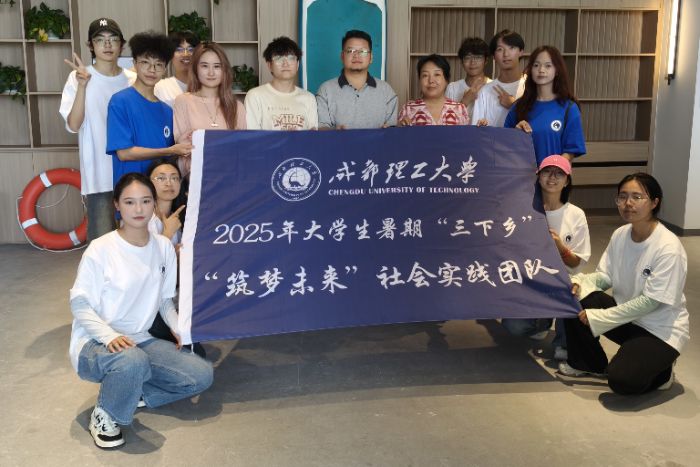 圖片1:調(diào)研時,志愿者與負責(zé)人的合影