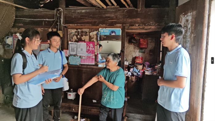 圖為團隊成員拜訪烏溪村村民 供圖 尚文暉