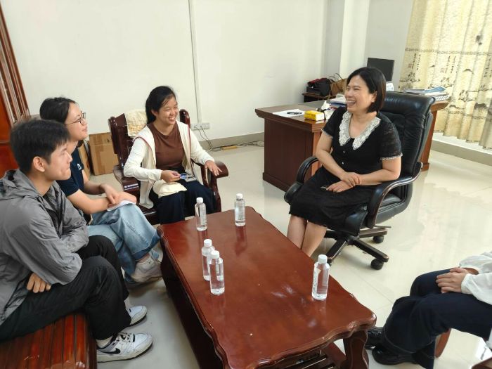 團隊成員與陸川中學謝冰副校長會談