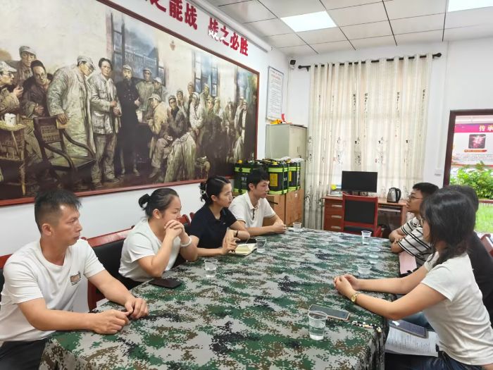 團隊成員與溫泉鎮(zhèn)政府、民政局、婦聯(lián)、團委書記進行會談