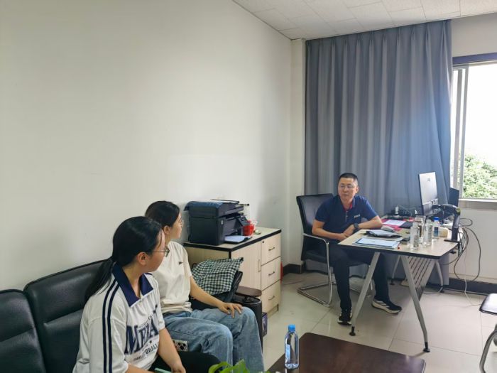 圖為團隊成員與銷售總監(jiān)交流。何希喬 供圖
